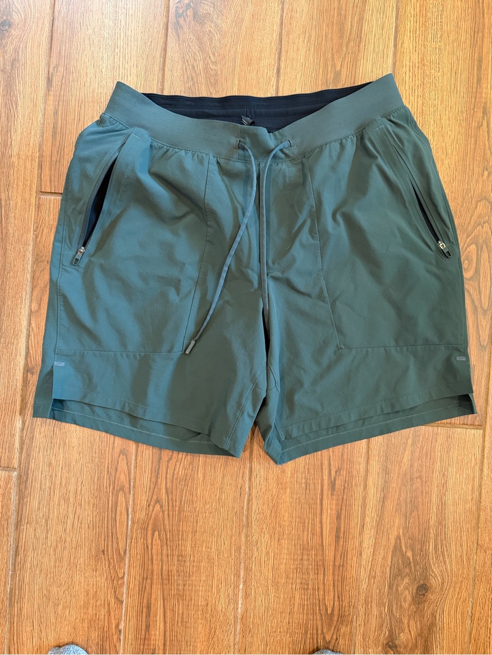 lululemon athletica Men's Forest Green Athletic Shorts 8” pockets / large